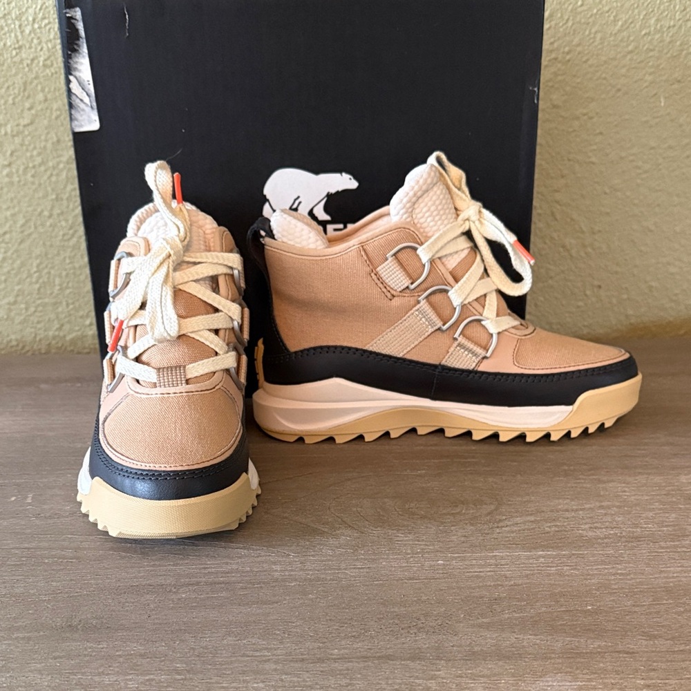 Sorel women’s Ona RMX Waterproof Boot
Size 7M Color Canoe/Jet 
      Never worn